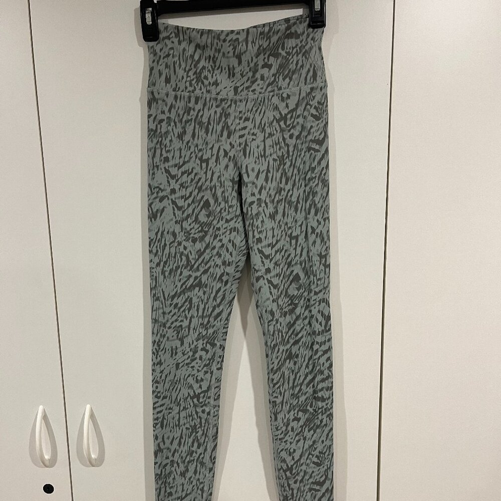 Gap Fit Studio green pattern Sky High Leggings